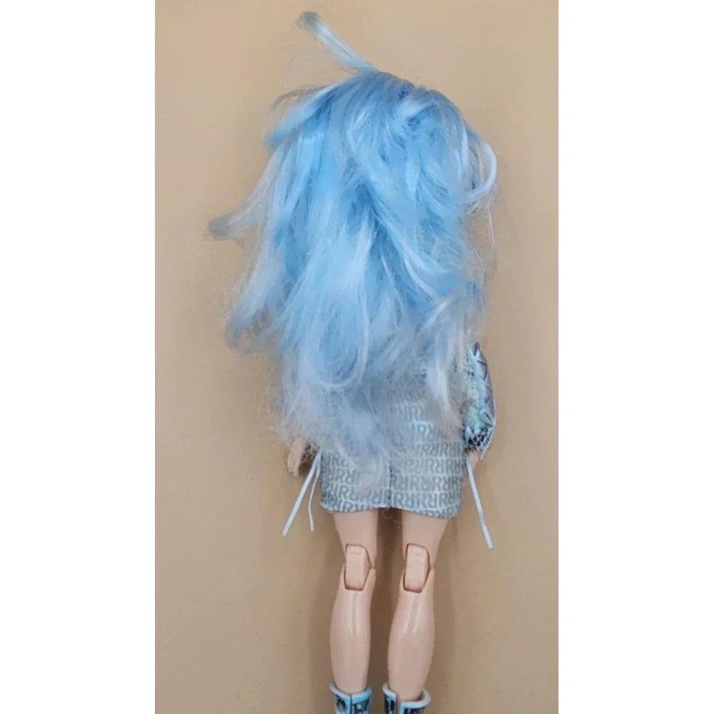 Rainbow High Gabriella Icely  Articulated Fashion Doll w Outfit MGA